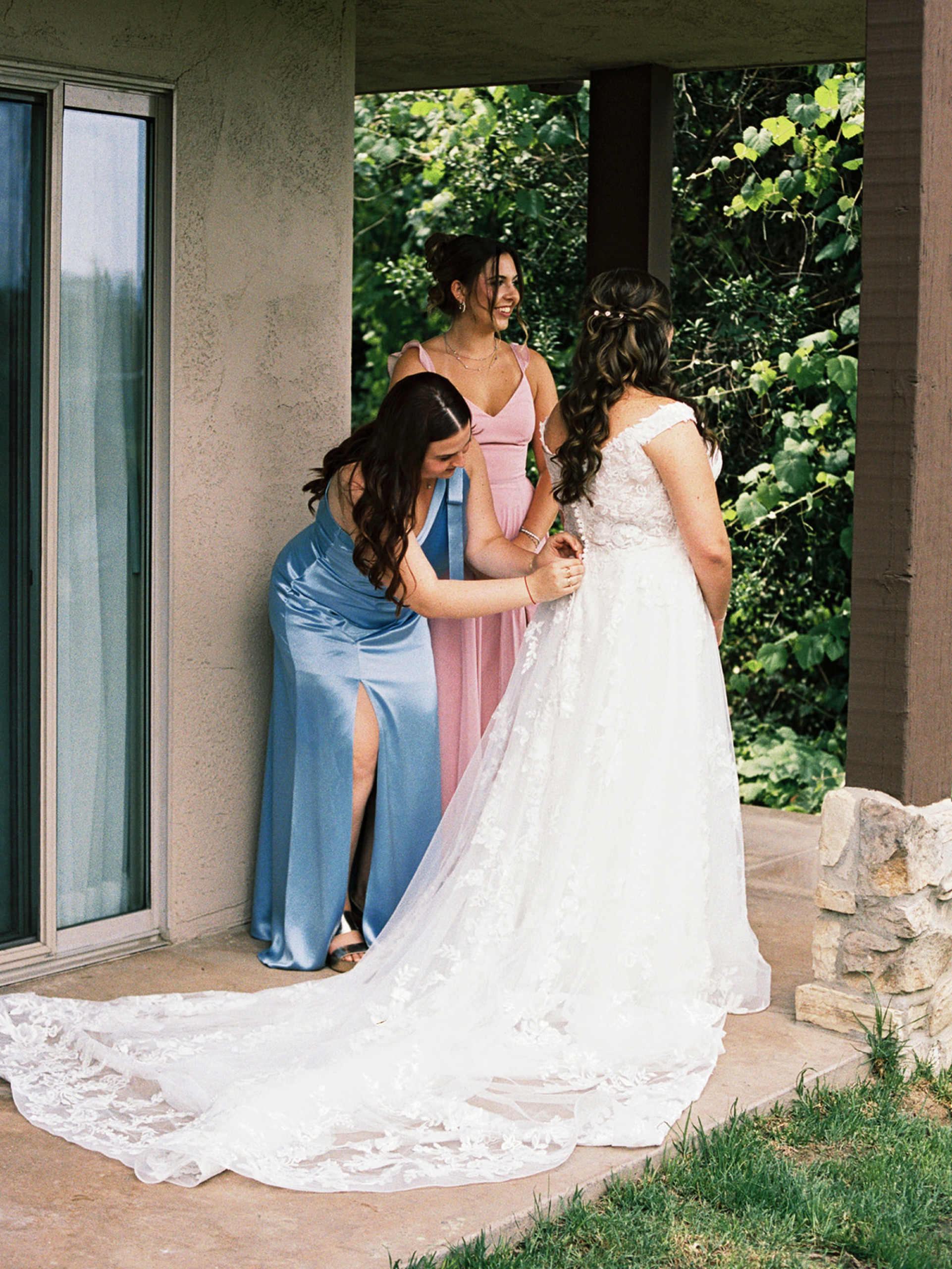 wedding at Temecula Creek Inn family photos with bride