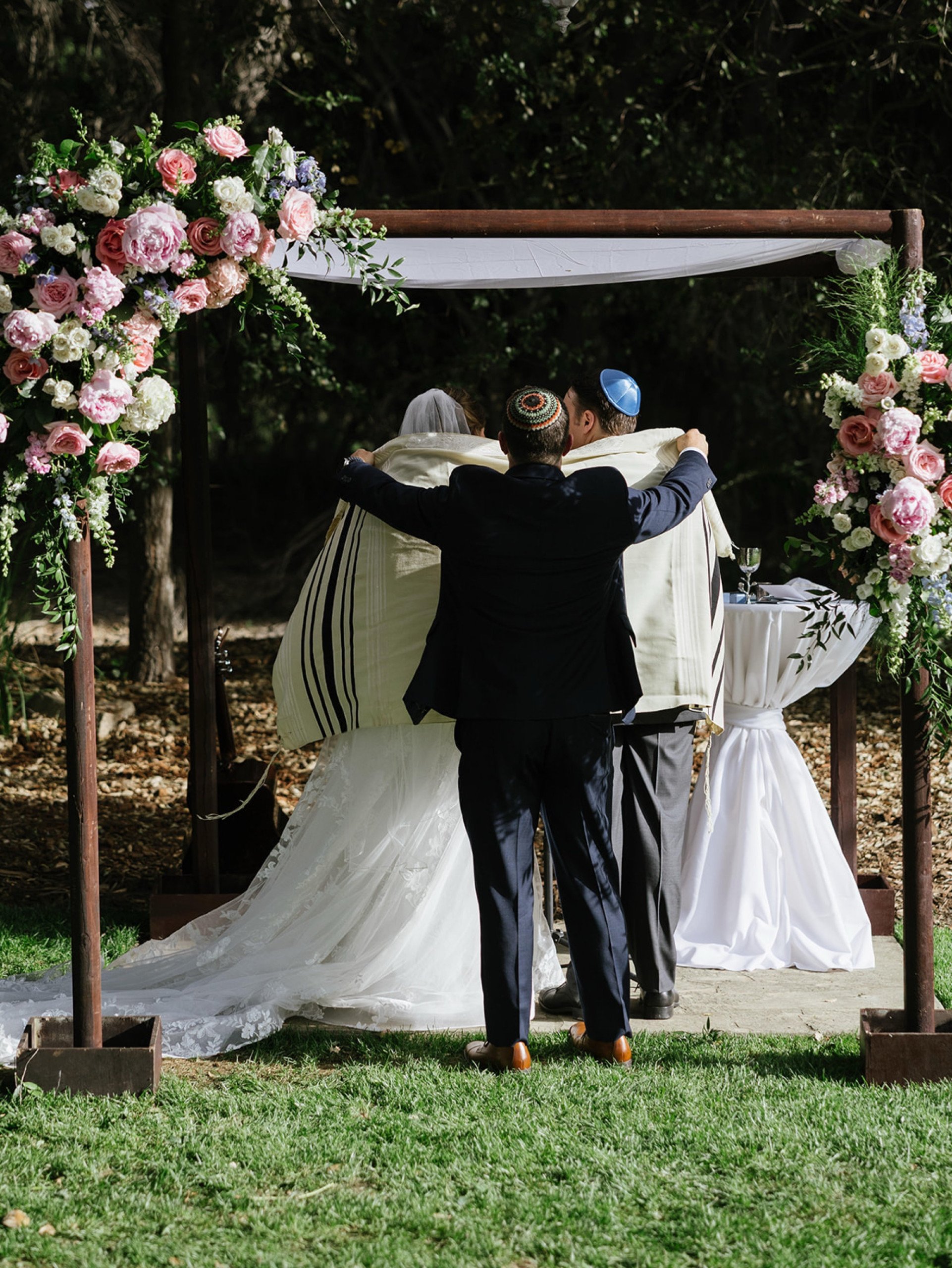 how to take good wedding ceremony photos; wedding ceremony photography tips