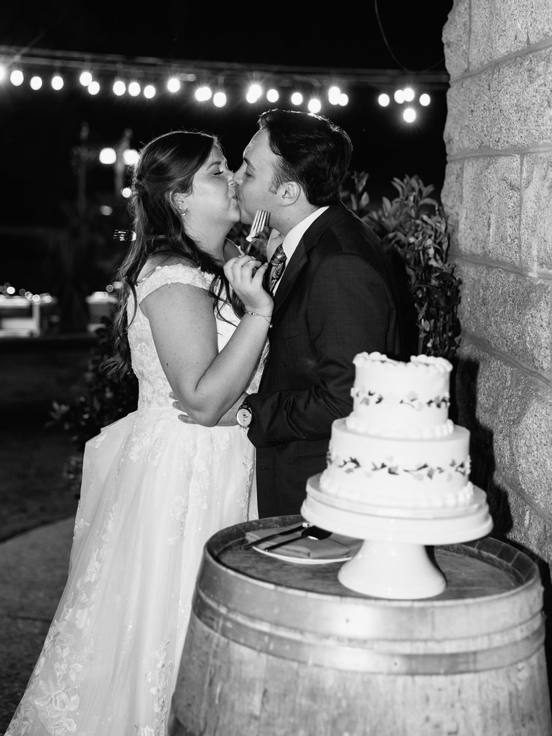 wedding reception photography tips: capturing emotions and people; cake cutting